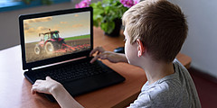 Dziecko laptop traktor zboże